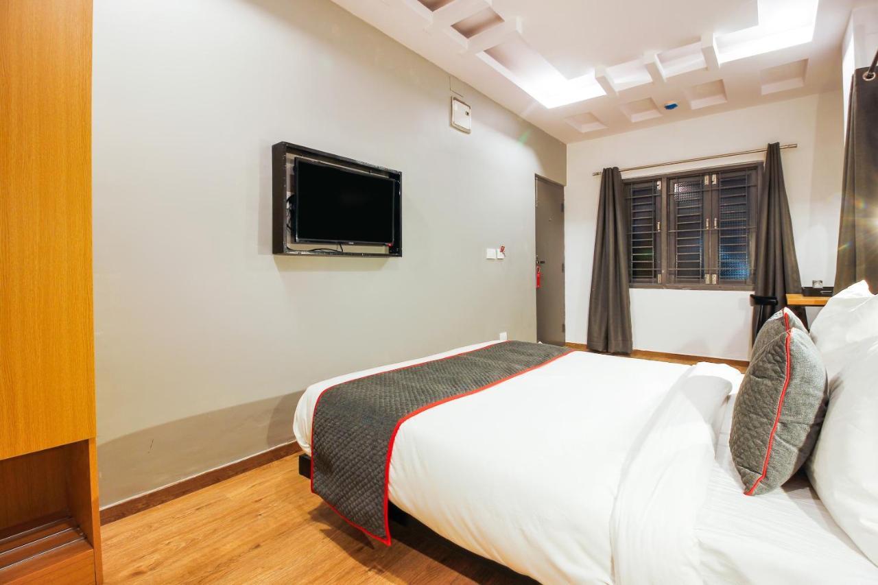 Super Townhouse Rcc Sunrise Hotel Hyderabad Eksteriør billede
