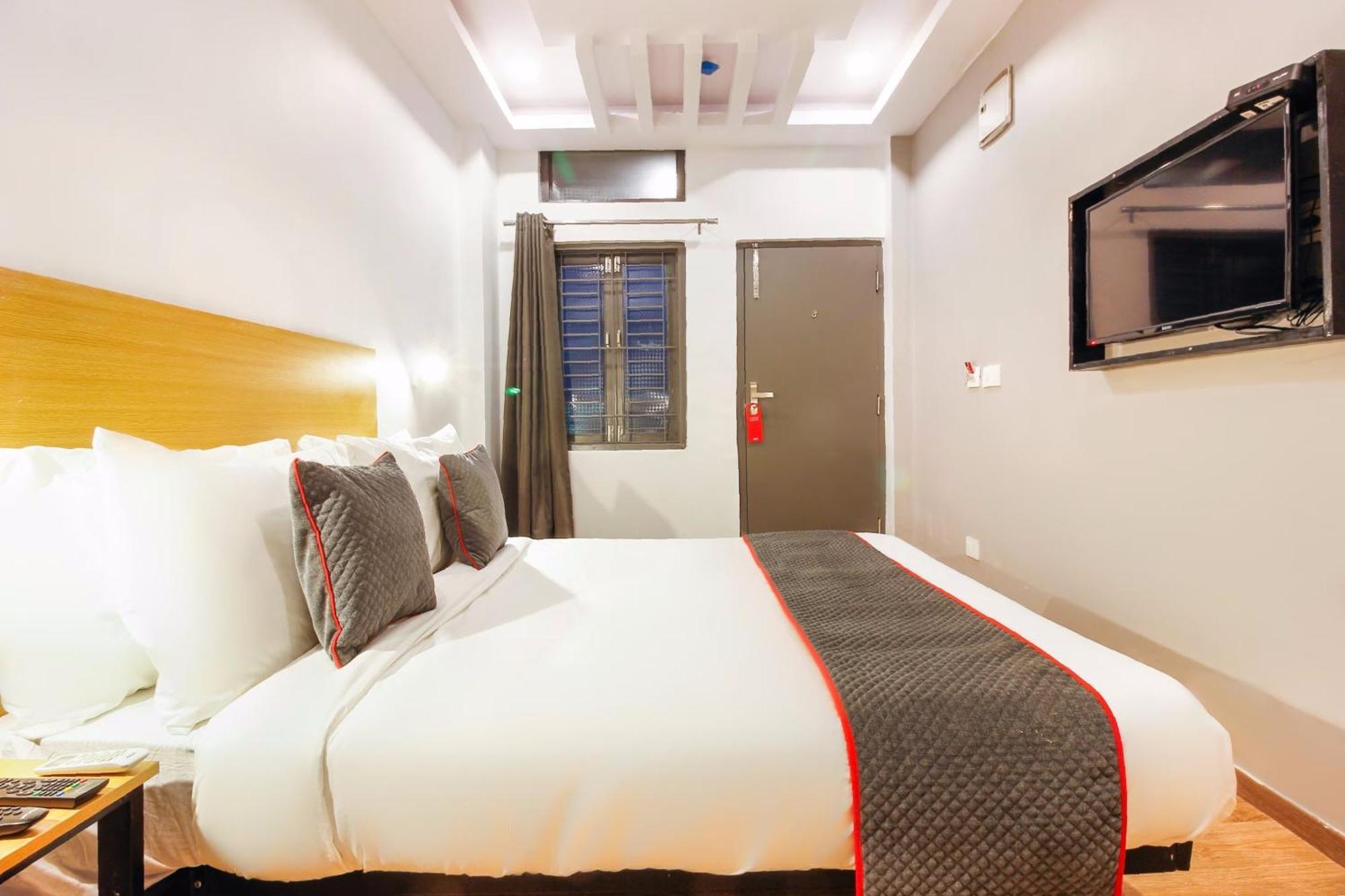 Super Townhouse Rcc Sunrise Hotel Hyderabad Eksteriør billede